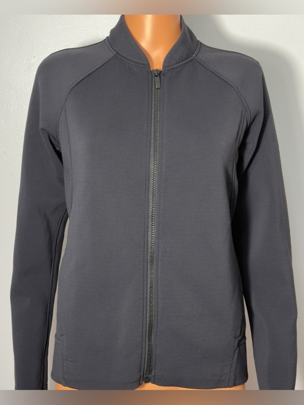 Lululemon Embrace The Space Jacket
Size 4 Black Relaxed Thermo
Regulating